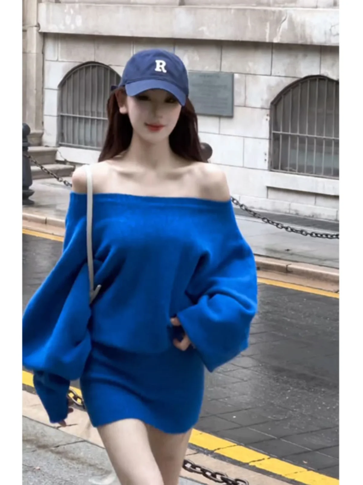 Синее платье-свитер с открытыми плечами женское осенне-зимнее трикотажное