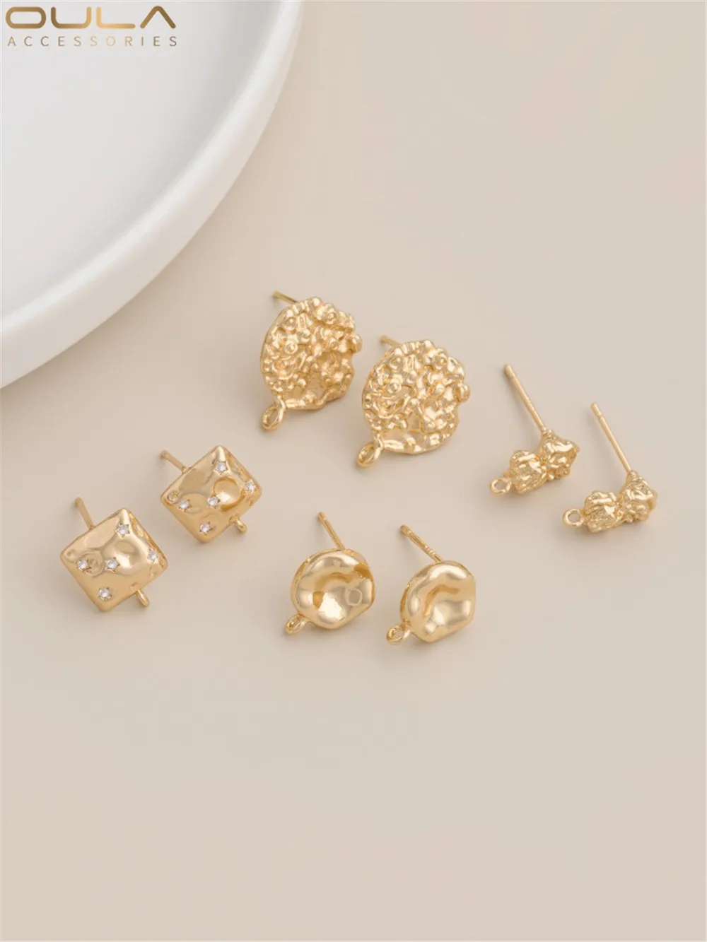 Серьги из серебра 925 пробы 14 к в упаковке золотого цвета лавовый маленький камень