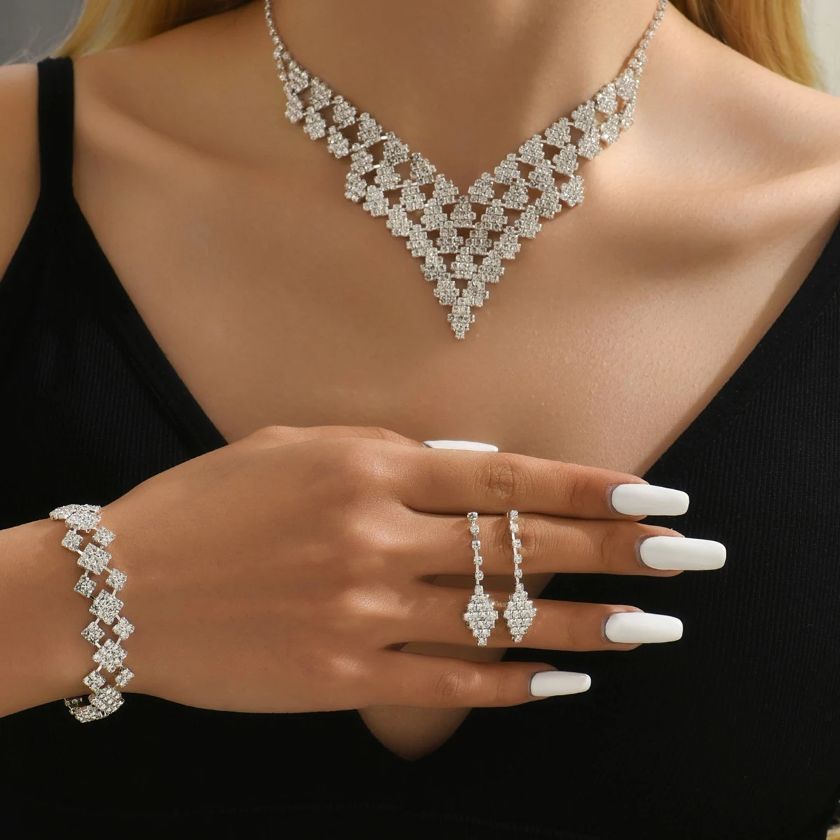 Женский Комплект Ювелирных Изделий 4 Шт. Сверкающее V-образное Ожерелье С