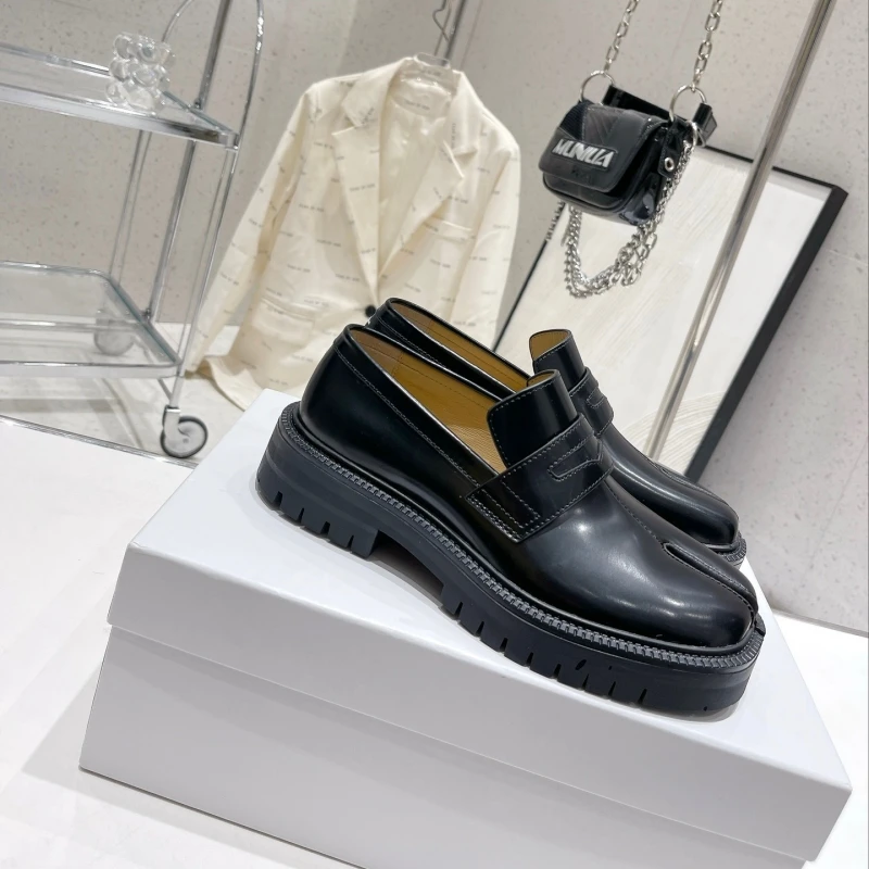 Flat split toe shoes, thick loafer shoes, women's spring and summer new leather, British style horseshoe, single shoe, pig shoe