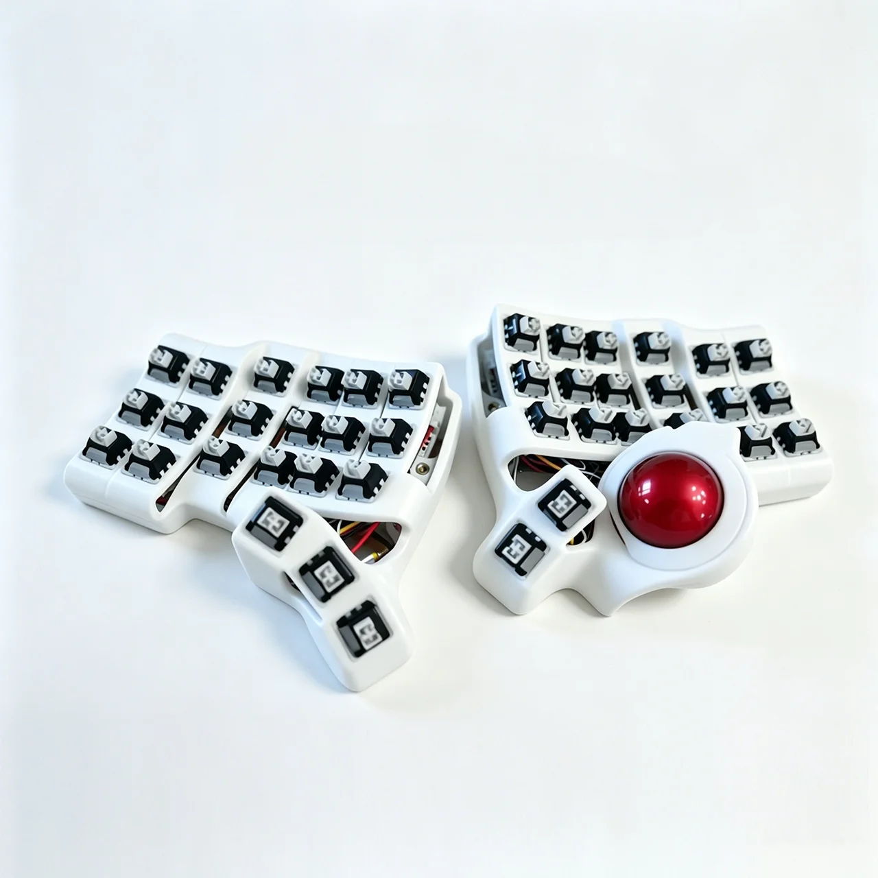Фото Беспроводная раздельная клавиатура Charybdis Mini Trackball с возможностью горячей замены, ZMK Studio, Bluetooth, 3x6, эргономичная №4