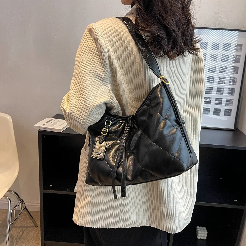 

ELM BAY | Large Capacity Bag Female Winter 2022 New Fashion One Shoulder Crossbody Bag Advanced Texture Lingge Popular Bucket