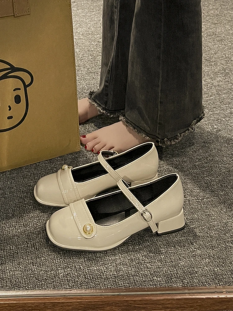 

Женские летние кроссовки, белые туфли-оксфорды, женские осенние туфли с квадратным носком и украшением из жемчуга, модные кожаные туфли в стиле ретро на каблуке, новинка 2023