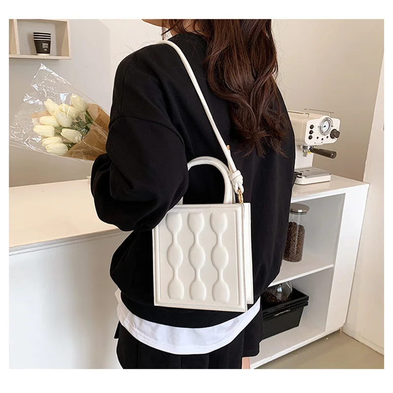 

Роскошная дизайнерская женская сумка с полосатым принтом, модная простая сумка через плечо, маленькая квадратная сумка-тоут, новинка весны ...