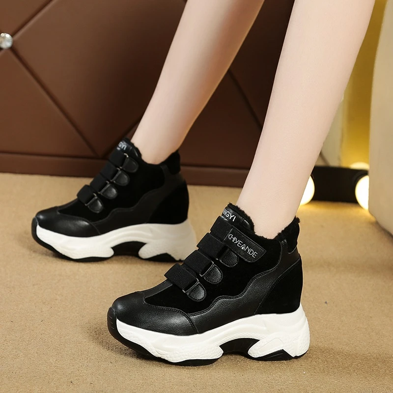 

Теплые плюшевые женские ботильоны, осенние кожаные массивные кроссовки, женские высокие ботинки на платформе, увеличенные белые ботинки, т...