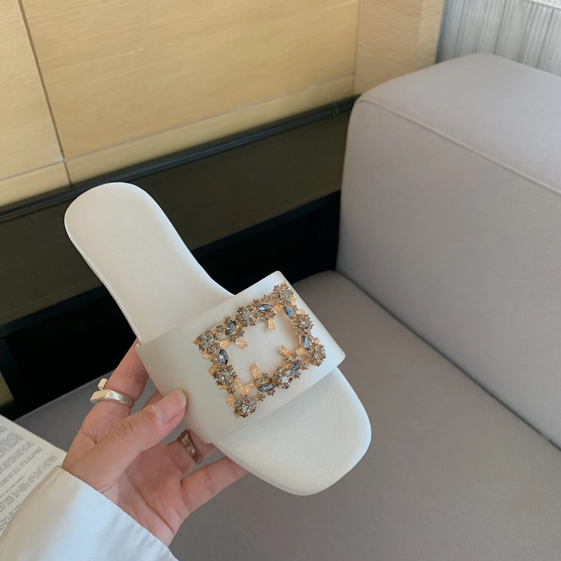 Women's Slippers Summer 2022 Rhinestones Flat Elegant Sandals Female Fashion Outdoor Beach Shoes Slides Chanclas Mujer Playa