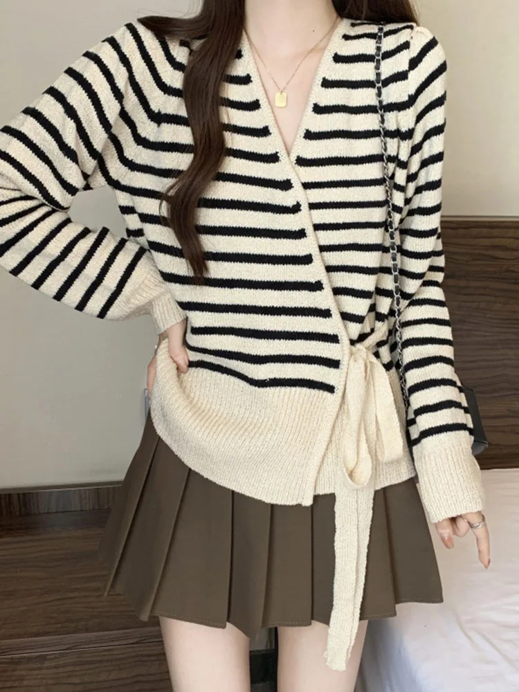 Простой классический вязаный свитер в консервативном стиле на шнуровке уютные