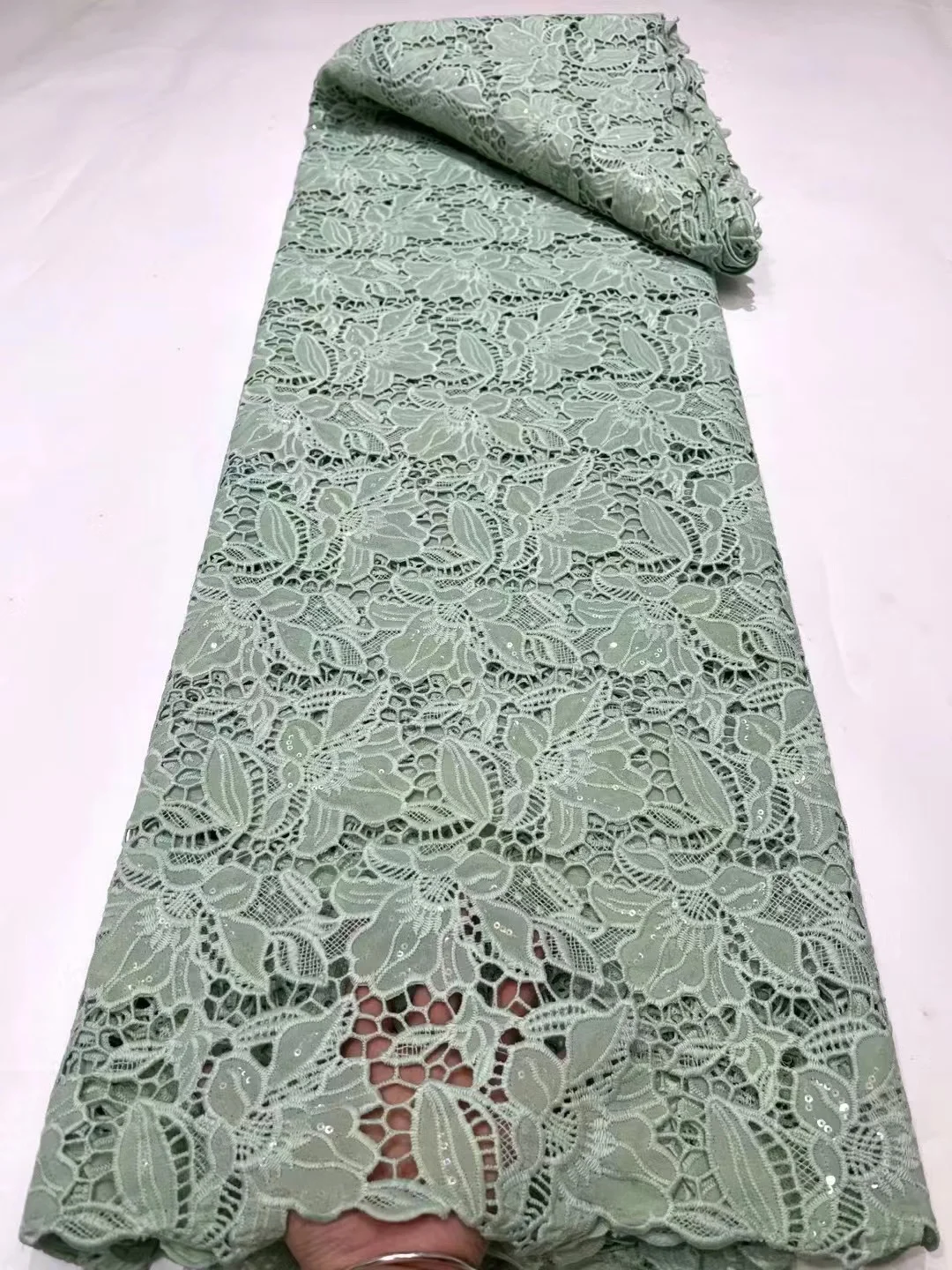 Рисунок 6 - Африканская кружевная ткань из гипюра с блестками