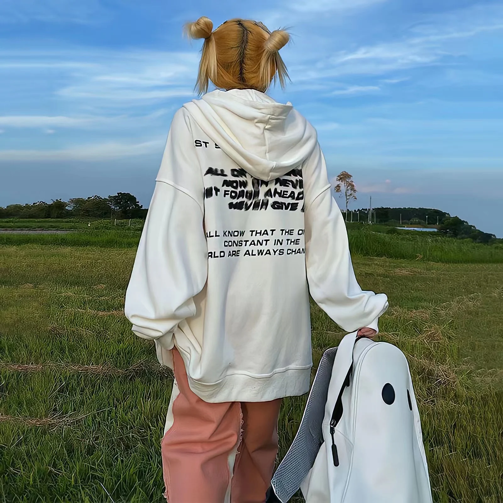 Рисунок 6 - Женские толстовки с буквенным принтом