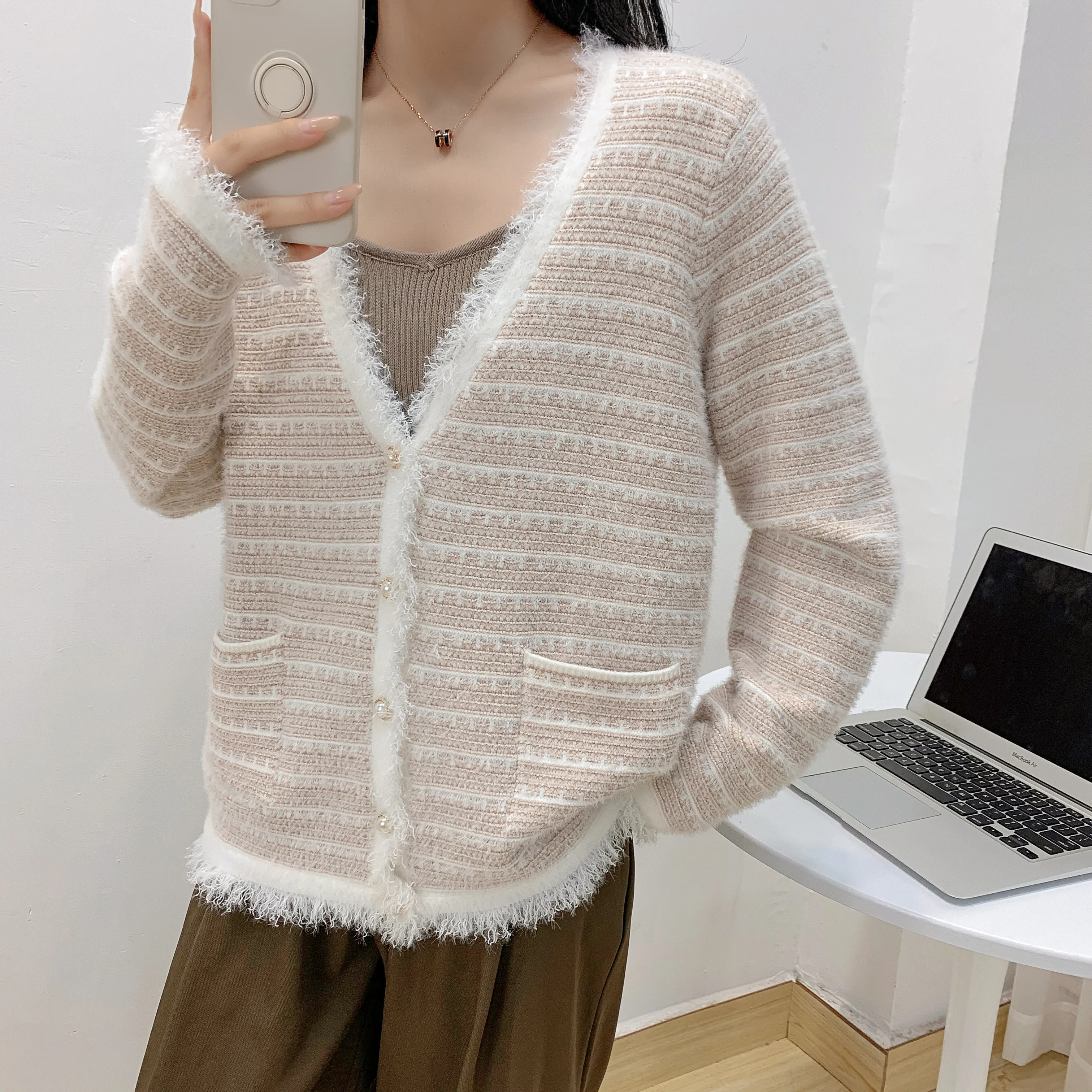 

Женский трикотажный кардиган с V-образным вырезом