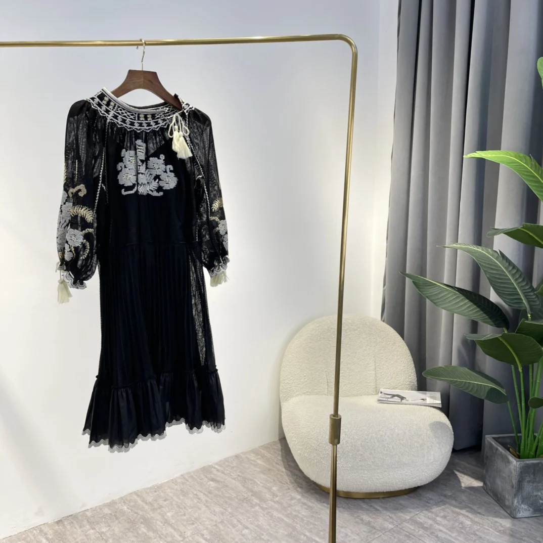 

Hot Sale New Arrival 2022 Early Autumn Top Quality White Floral Embroidery Black Mini Dress for Women