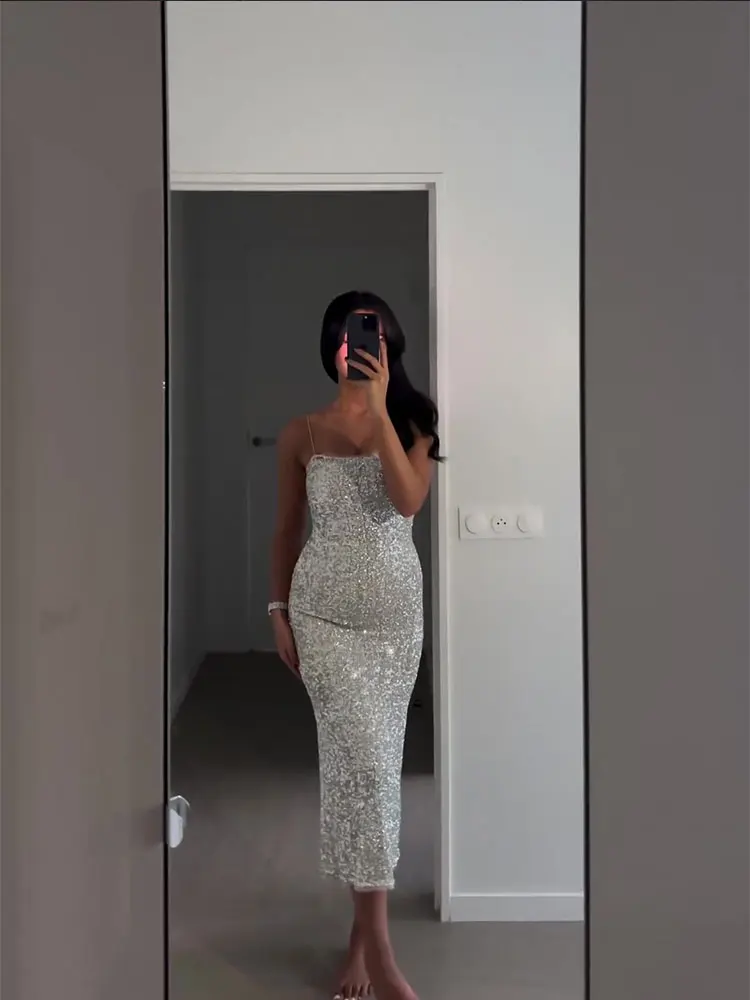 Женское блестящее платье с открытой спиной блестками