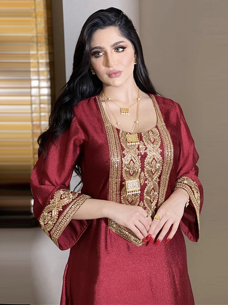 

Женское длинное арабское платье с блестками и вышивкой