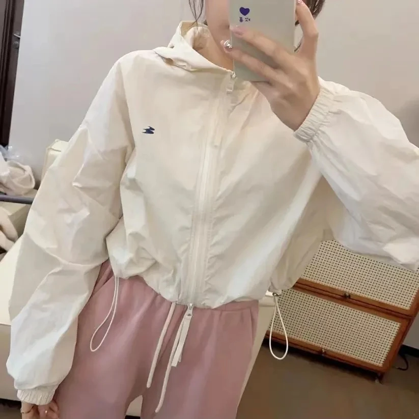 Женская однотонная куртка с капюшоном и рукавами-фонариками