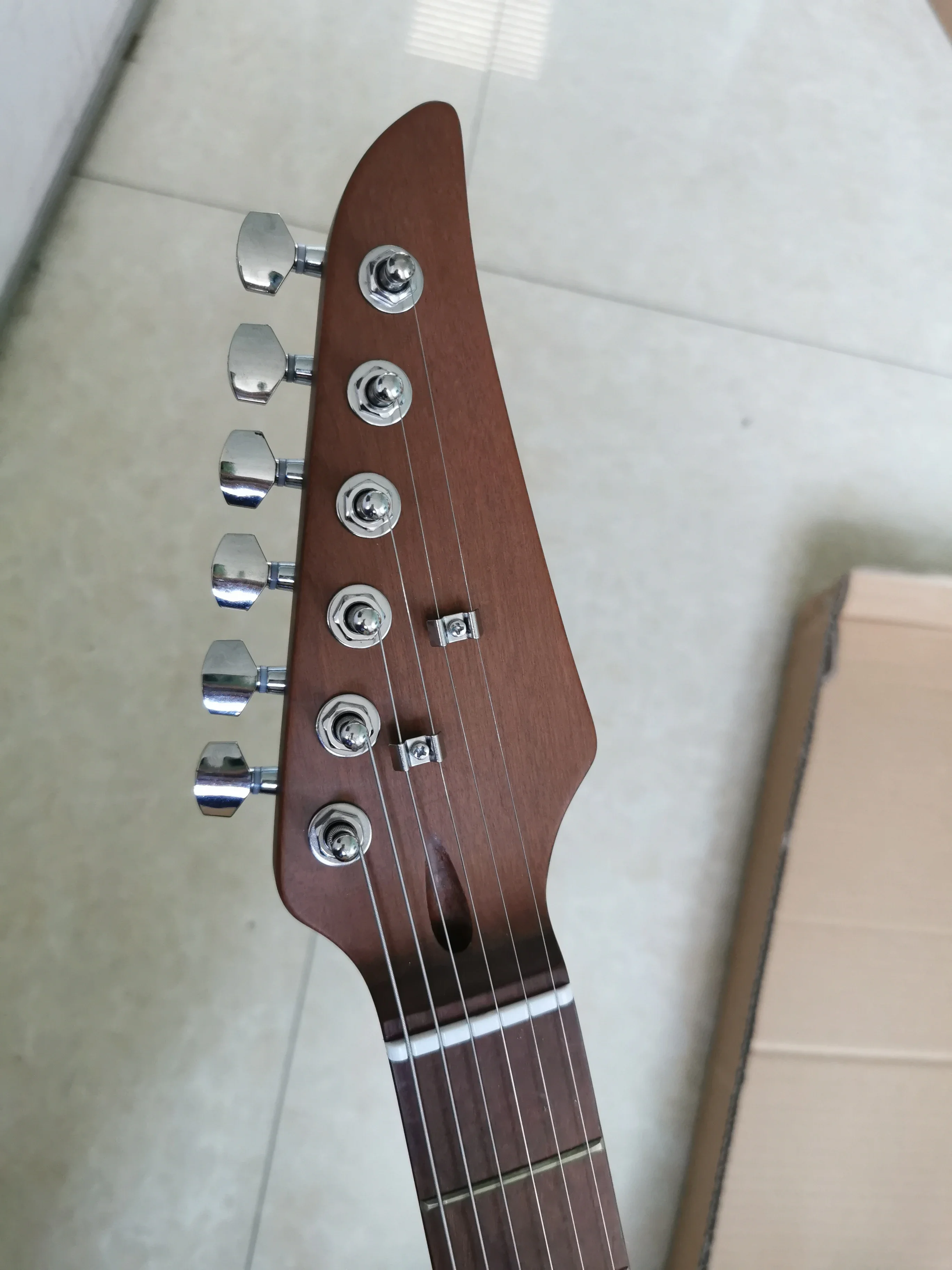 Китай OEM Custom Дешевая 6-струнная электрогитара из ясеня