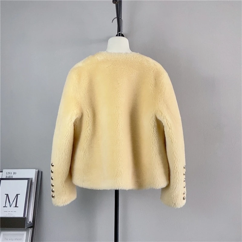 Женская короткая шерстяная куртка на пуговицах с круглым вырезом