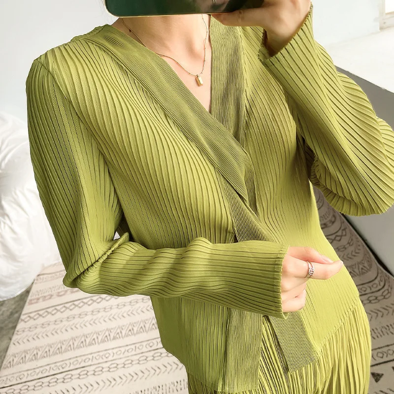 

Женский плиссированный топ миаке, приталенная одежда на весну и осень, новинка 2022, дизайнерский нишевый свитер с V-образным вырезом, футболк...