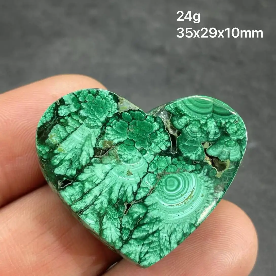 Натуральный малахит красивое украшение в виде сердца. Аксессуары для дома.