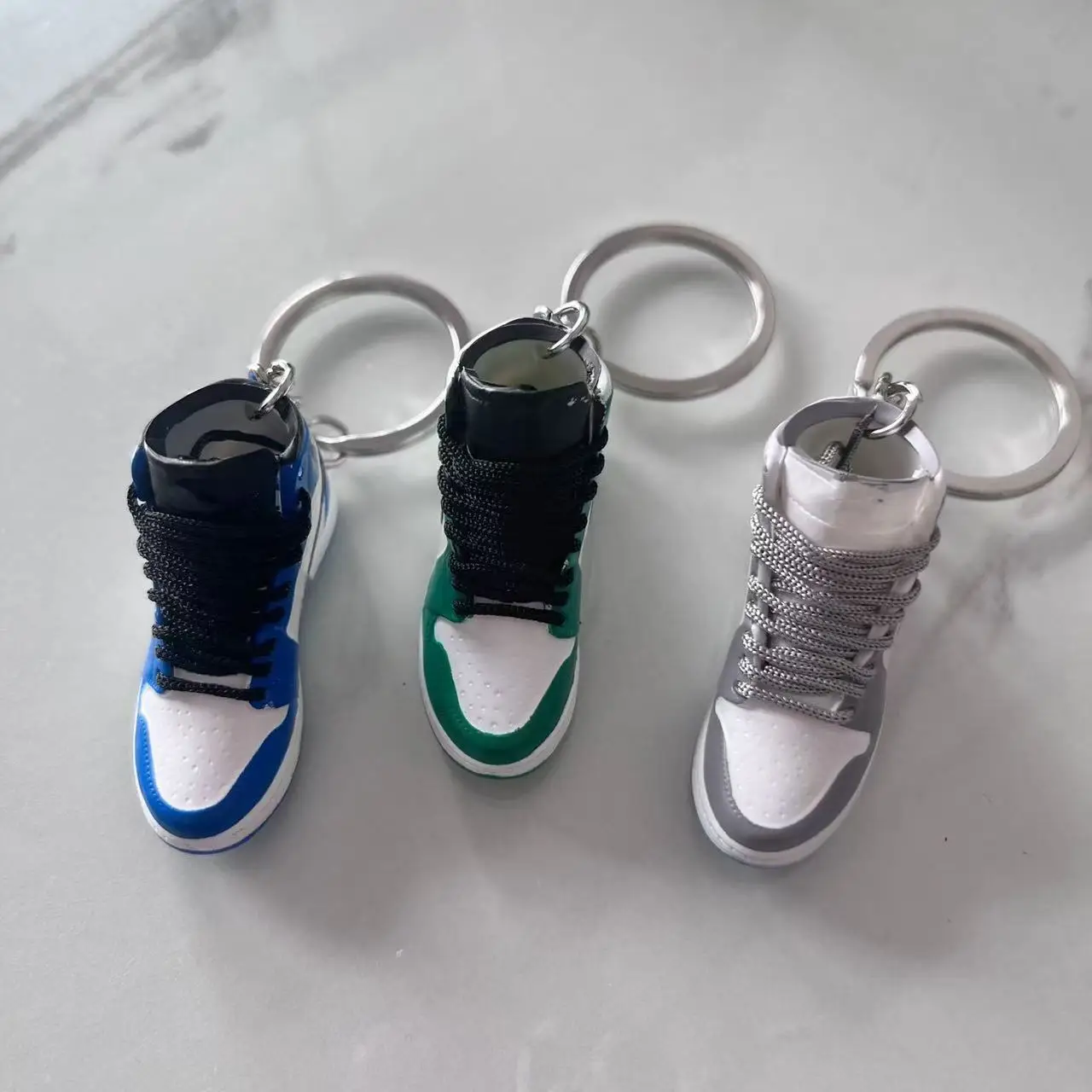 3D Basketball Shoes Keychain Fashion Simulation Fun Sneakers Keyring Man Finger Skateboard Mini Shoe Model Keychains Car Pendant