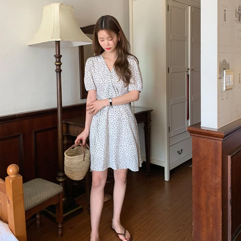 

Новинка Корейская версия Instagram привидение лошадь девочка ~ маленькое цветочное V-образное вырезом на талии тонкое и маленькое платье летнее ...