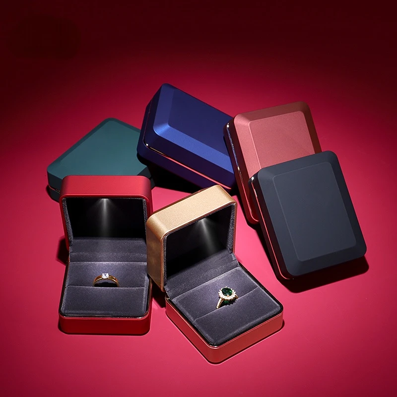 

Роскошная шкатулка со светодиодсветильник для ожерелья и кольца, шкатулка для ювелирных изделий с лаковым покрытием, Свадебный органайзер для украшений, подарочная упаковка