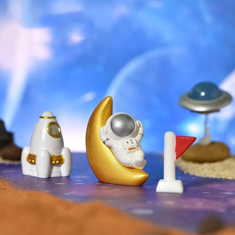 

Figurines Miniature Kawaii Space Astronaut Micro Landscape Cake Baking Decoration Ornaments For Home Decor Room Accessories