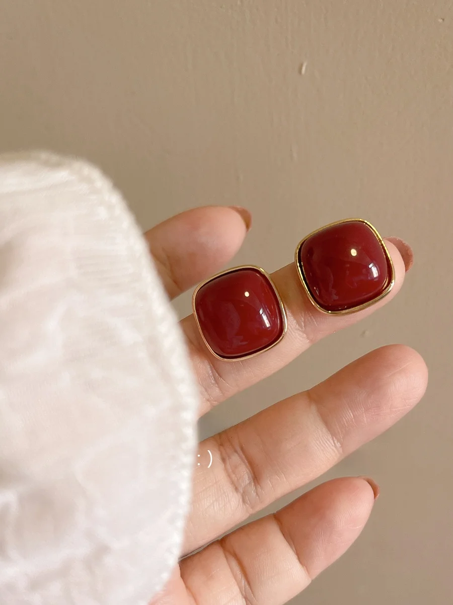 Тихие геометрические квадратные винно-красные серьги Ankela на осень и зиму 925