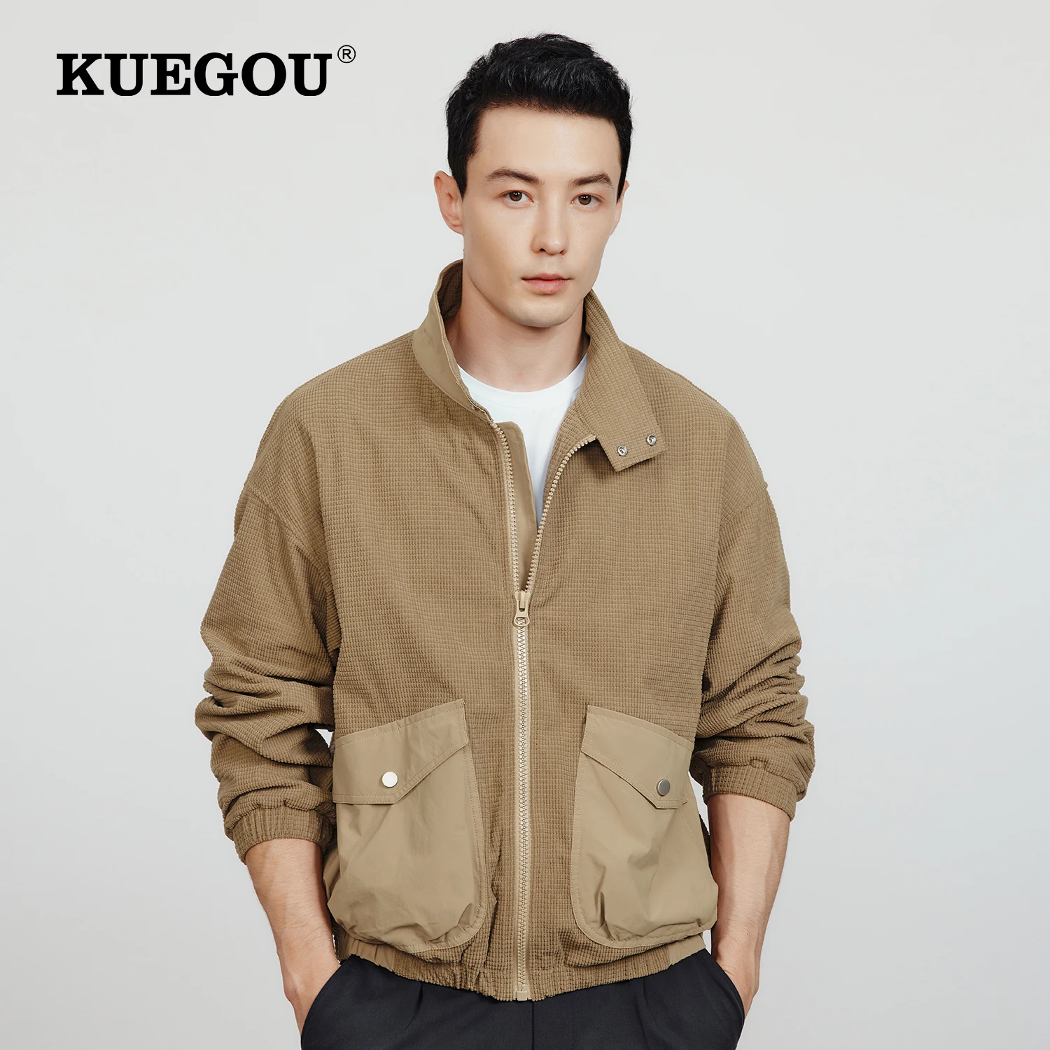 

KUEGOU 2022 Осень Новая мужская куртка-карго Caeual лоскутные куртки воротник-стойка на молнии коричневое пальто плюс размер одежды M188