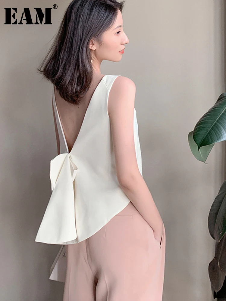 

[EAM] Women White Backless Pleated Irregular Tank Tops New O-collar Sleeveless Personality Fashion Spring Summer 2022 1DE8375
