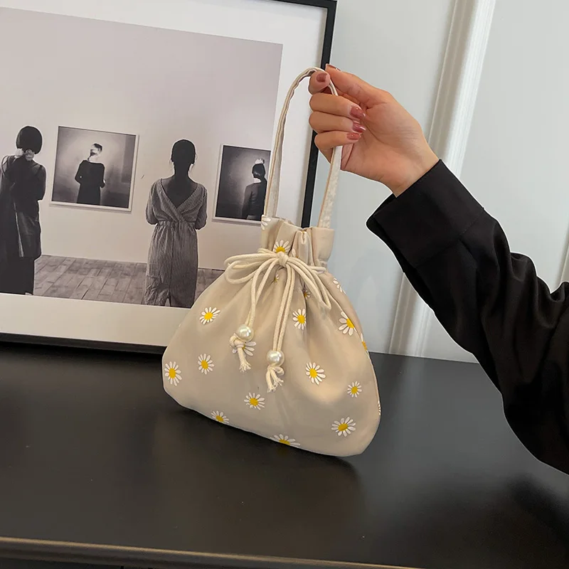 

Designer Canvas Handbag Little Daisy Flower Print Handbags Drawstring Wrist Bag Original Girls Kawaii Pouch Bag Pearl White Bags