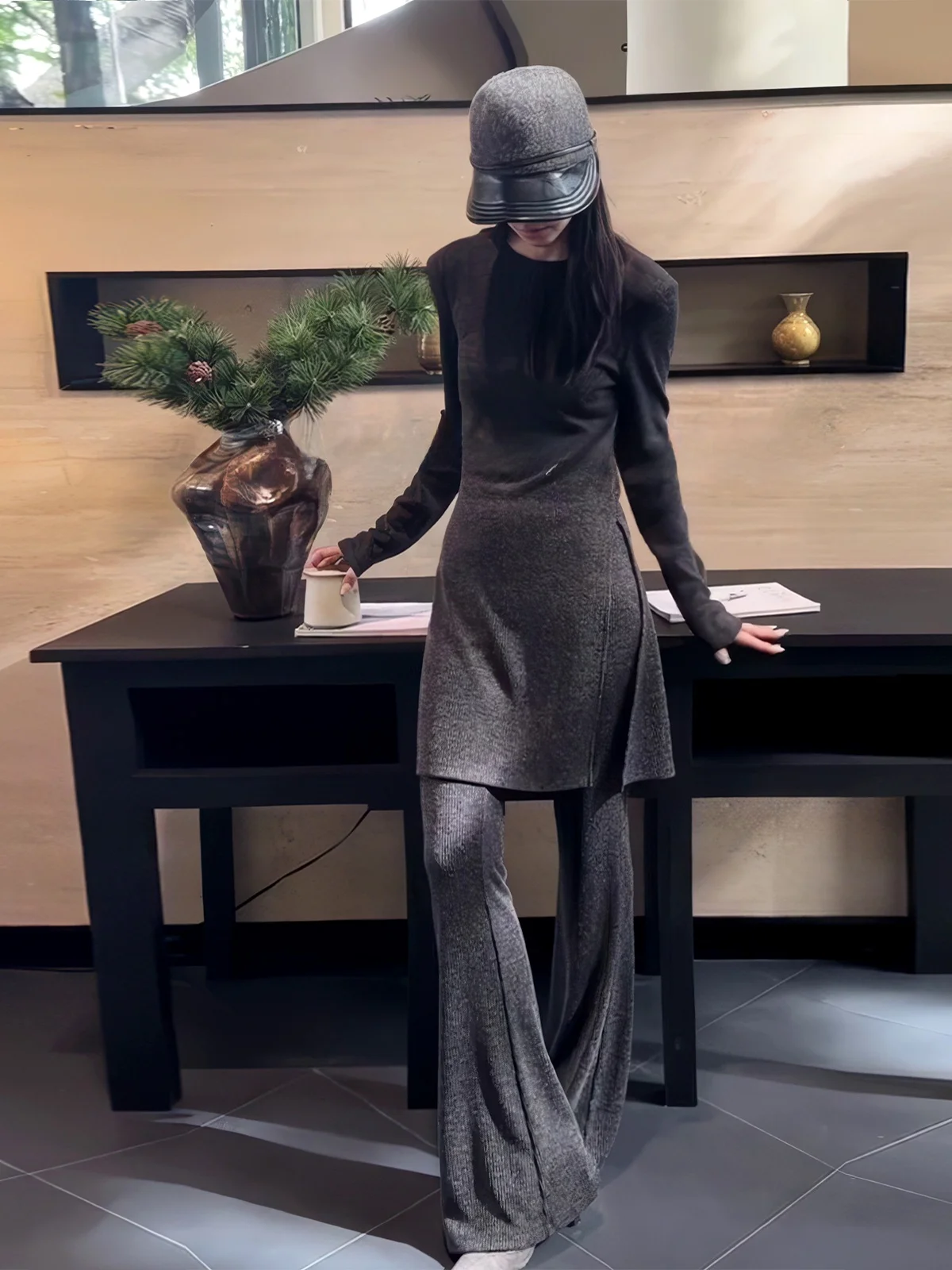 Ozhouzhan новинка осени 2025 ретро средней длины вязаный топ с разрезом широкие брюки