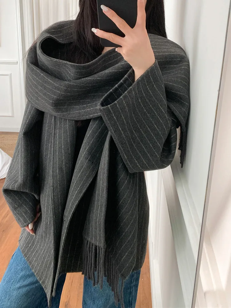 Женское пальто в полоску или черное с шарфом и воротником кисточками шерстяная