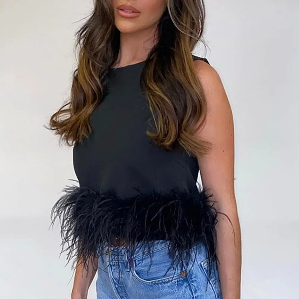 Женский атласный укороченный топ без рукавов черный с открытыми плечами и