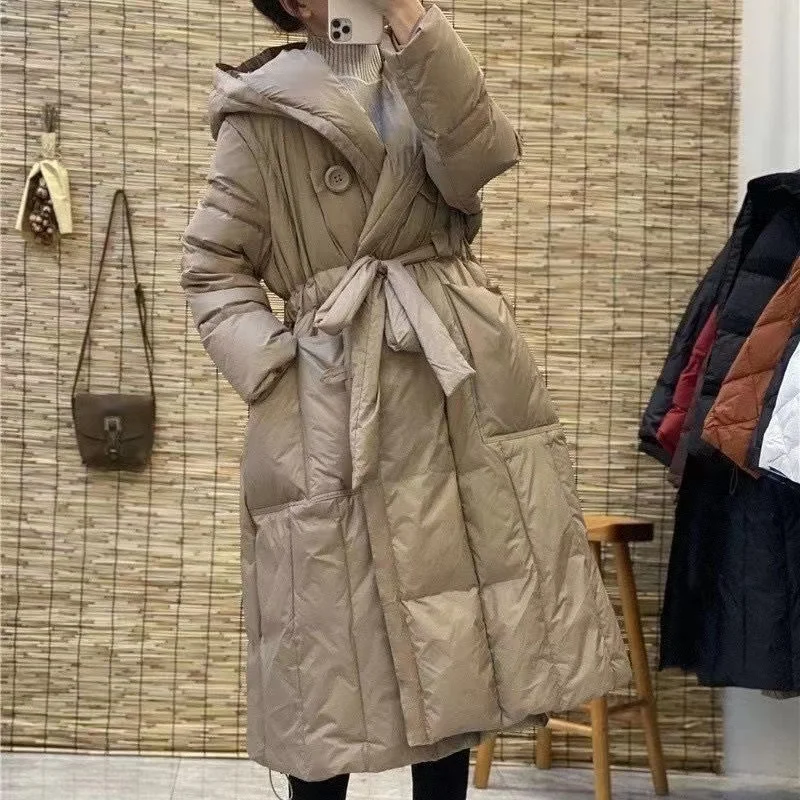 

Парка женская зимняя на пуговицах средней длины с поясом и капюшоном