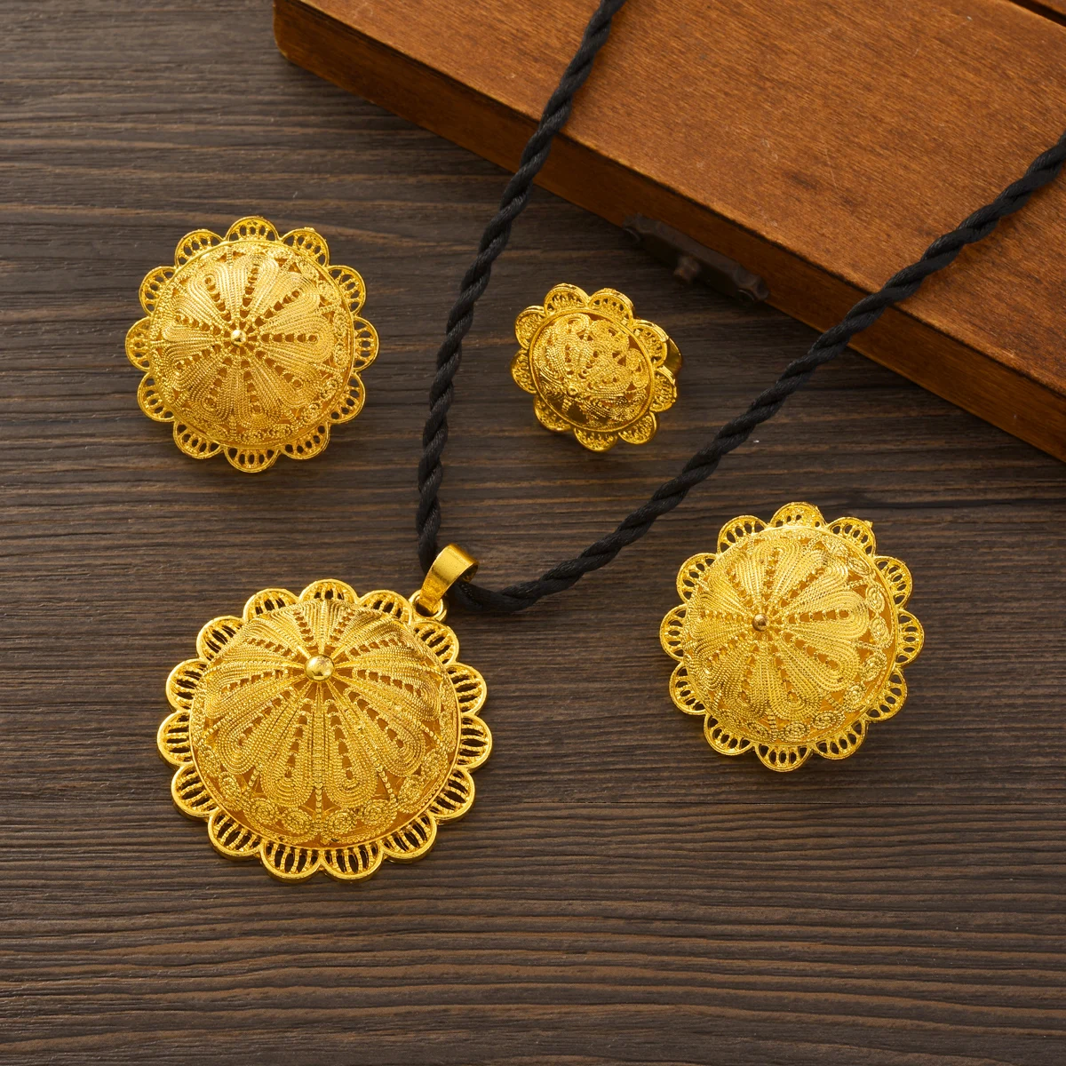 Комплект ювелирных изделий в эфиопском золотом цвете серьги-подвески кольца