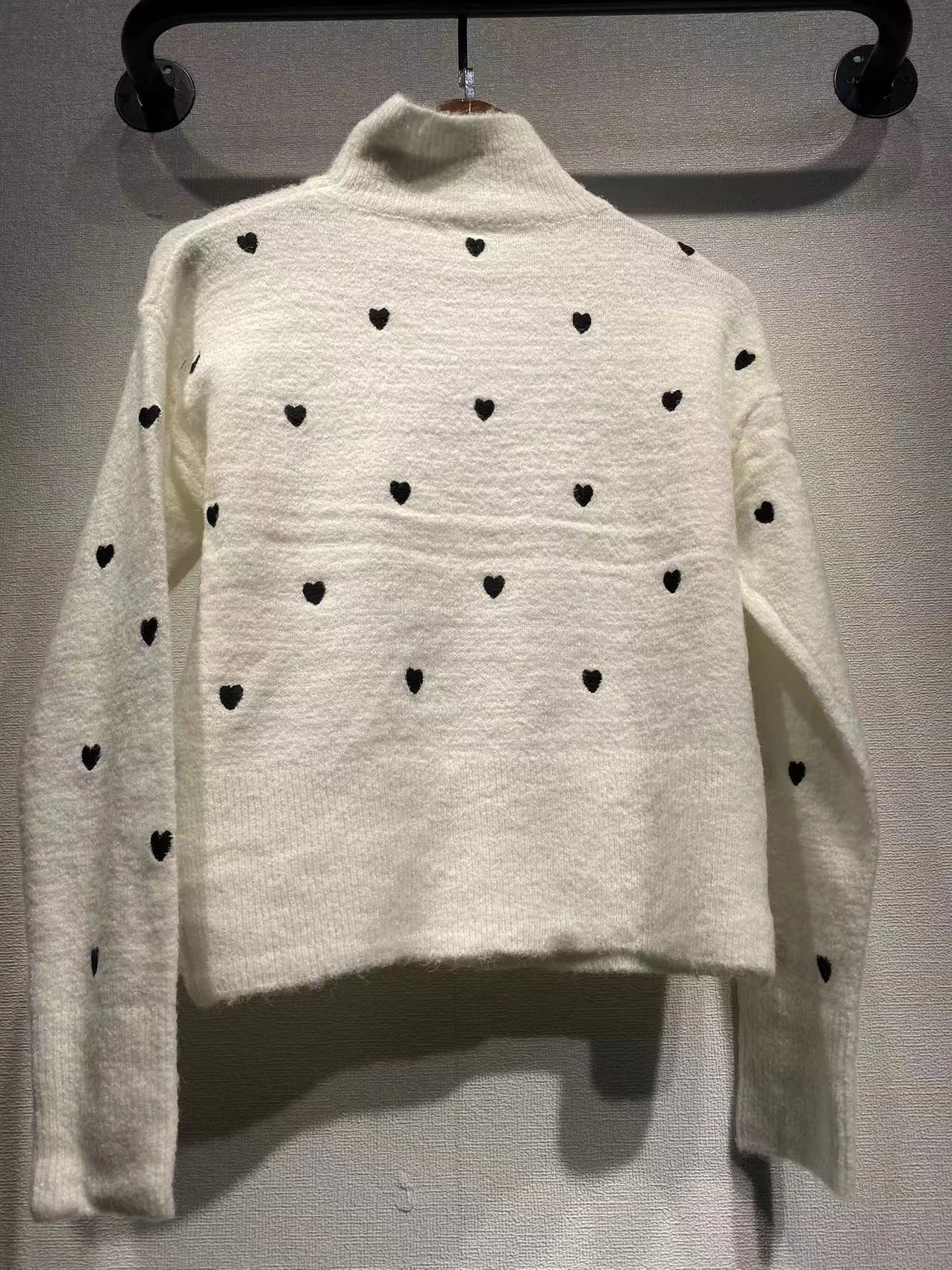 Белый свитер с сердечками