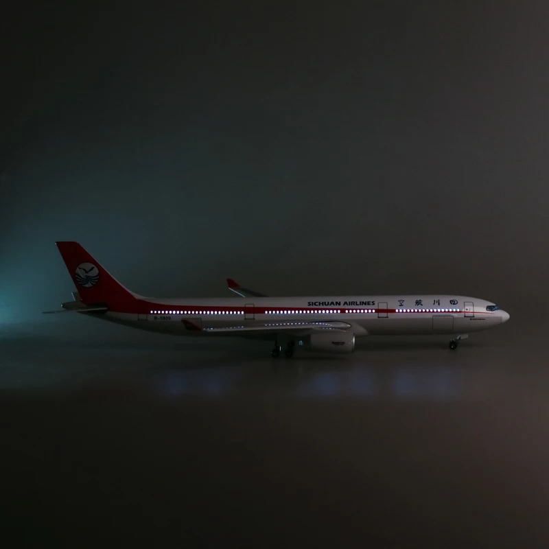 Модель самолета из полимерного материала A330 для пассажирских летательных