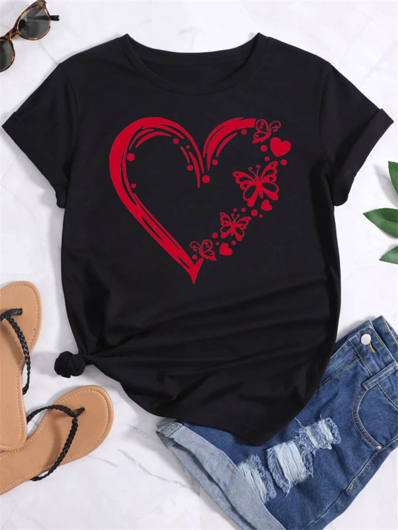

Женская футболка с коротким рукавом, красная бабочка и сердечки