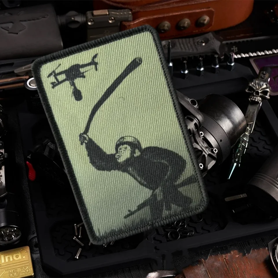 Фото Орангутанг «Эволюция», атакует дрон, тактическая нашивка для морали, нашивка на липучке с принтом, военный армейский значок, повязка на руку, наклейки на рюкзак №1