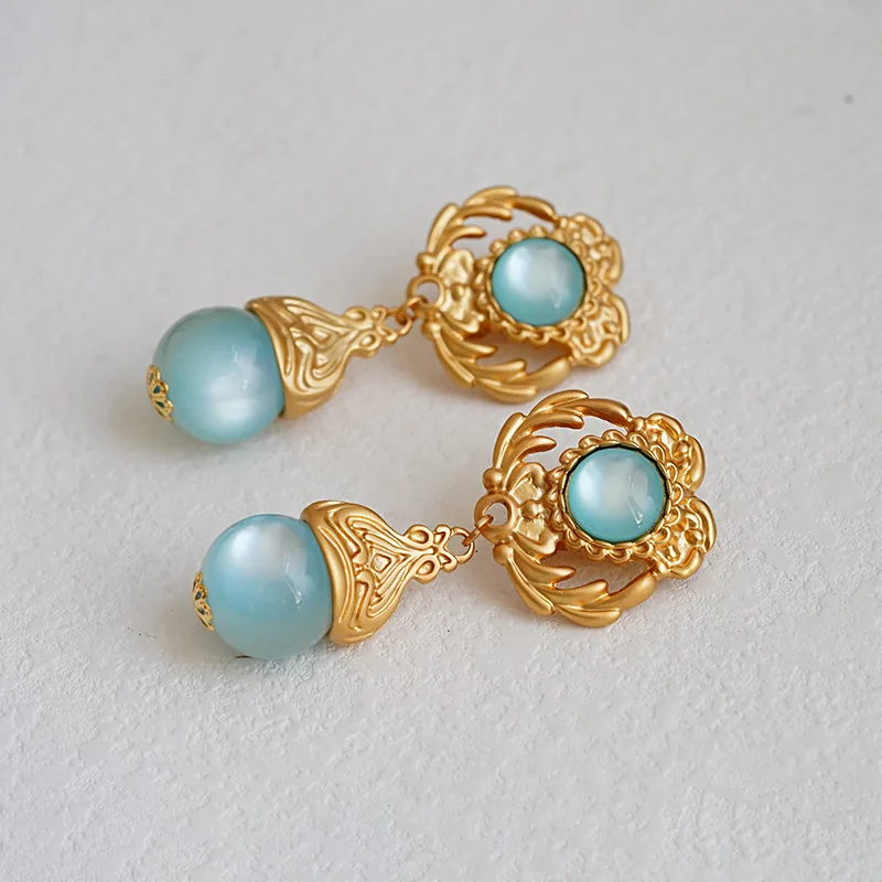 

Vintage women's niche unique court style opal earrings premium teardrop golden flower earless ear clips
