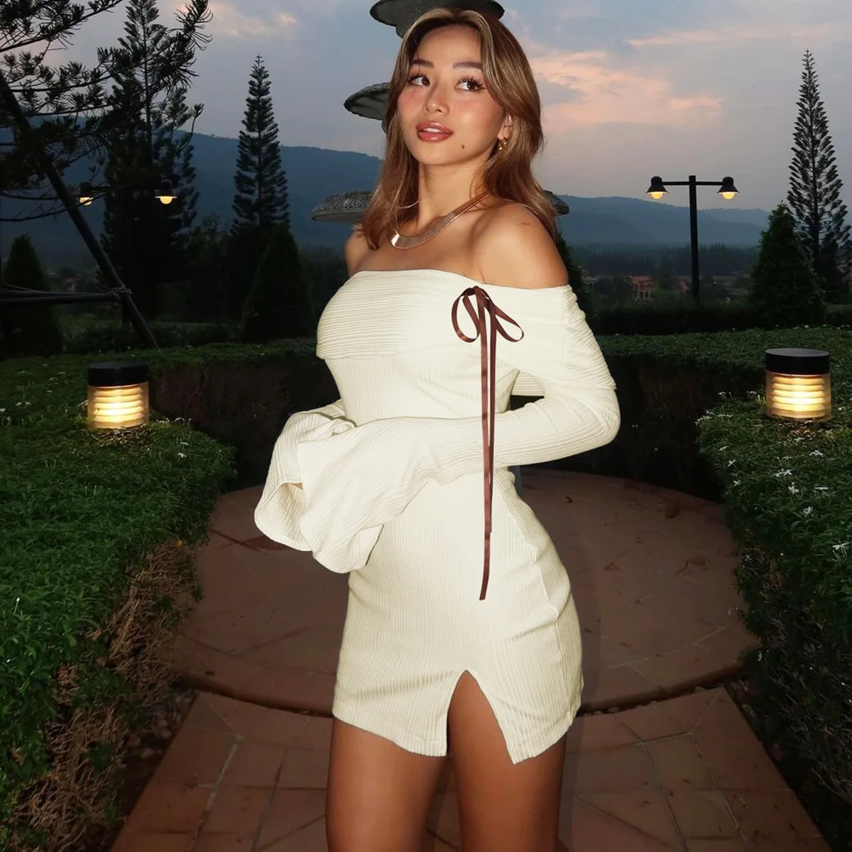 Женское мини-платье с бантом открытыми плечами и длинным рукавом