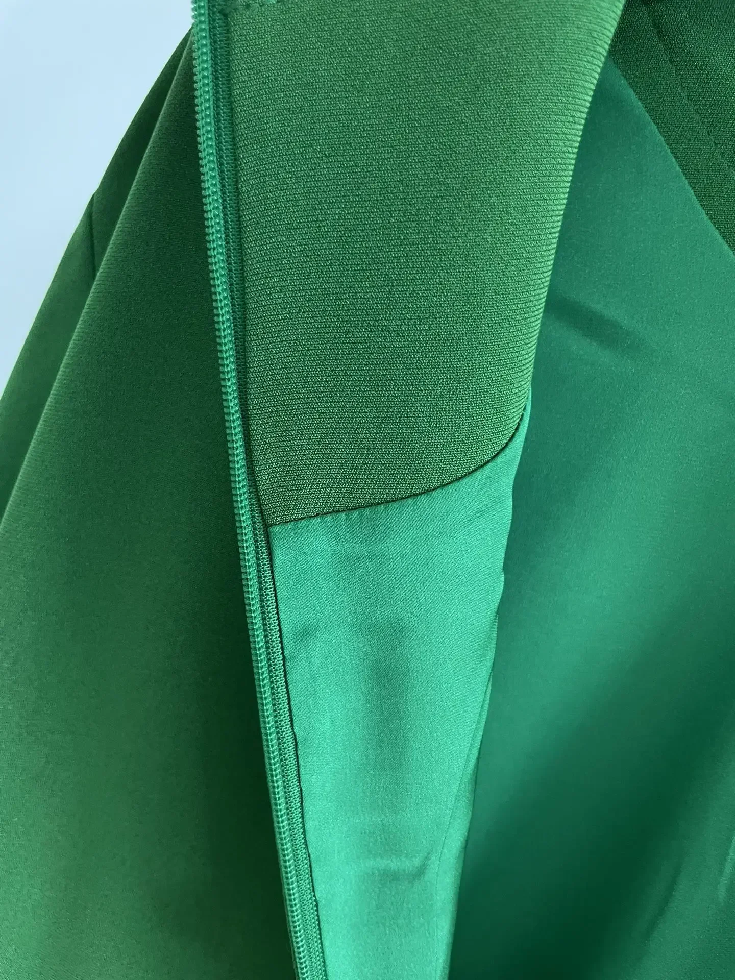 Женское платье средней длины с пышными рукавами цвет в ассортименте