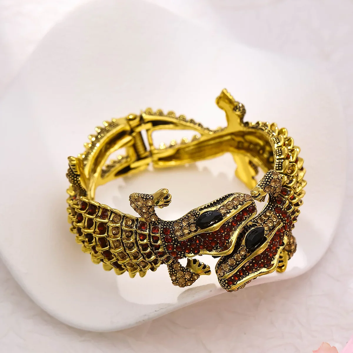 Красивый винтажный браслет из крокодиловой кожи в винтажном стиле эффектный