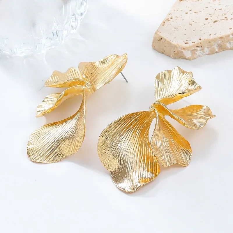 Женские металлические серьги-гвоздики в виде цветов