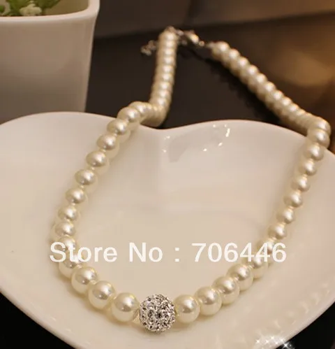 

Lady's Cream Pearl Party Choker Necklace Jewelry with a Disco Rhinestone Ball High Quality