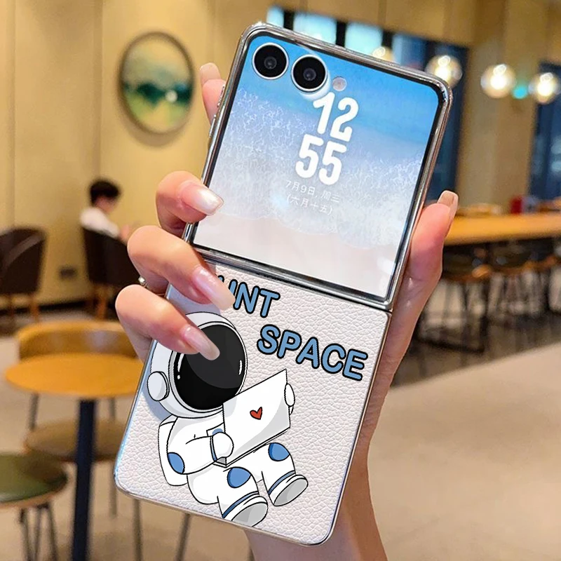 Фото Чехол для телефона из искусственной кожи с рисунком космонавта для Samsung Galaxy Z Flip7 FE Flip6 Flip 7 6 5 5G, твердая задняя крышка с серебряной рамкой №2