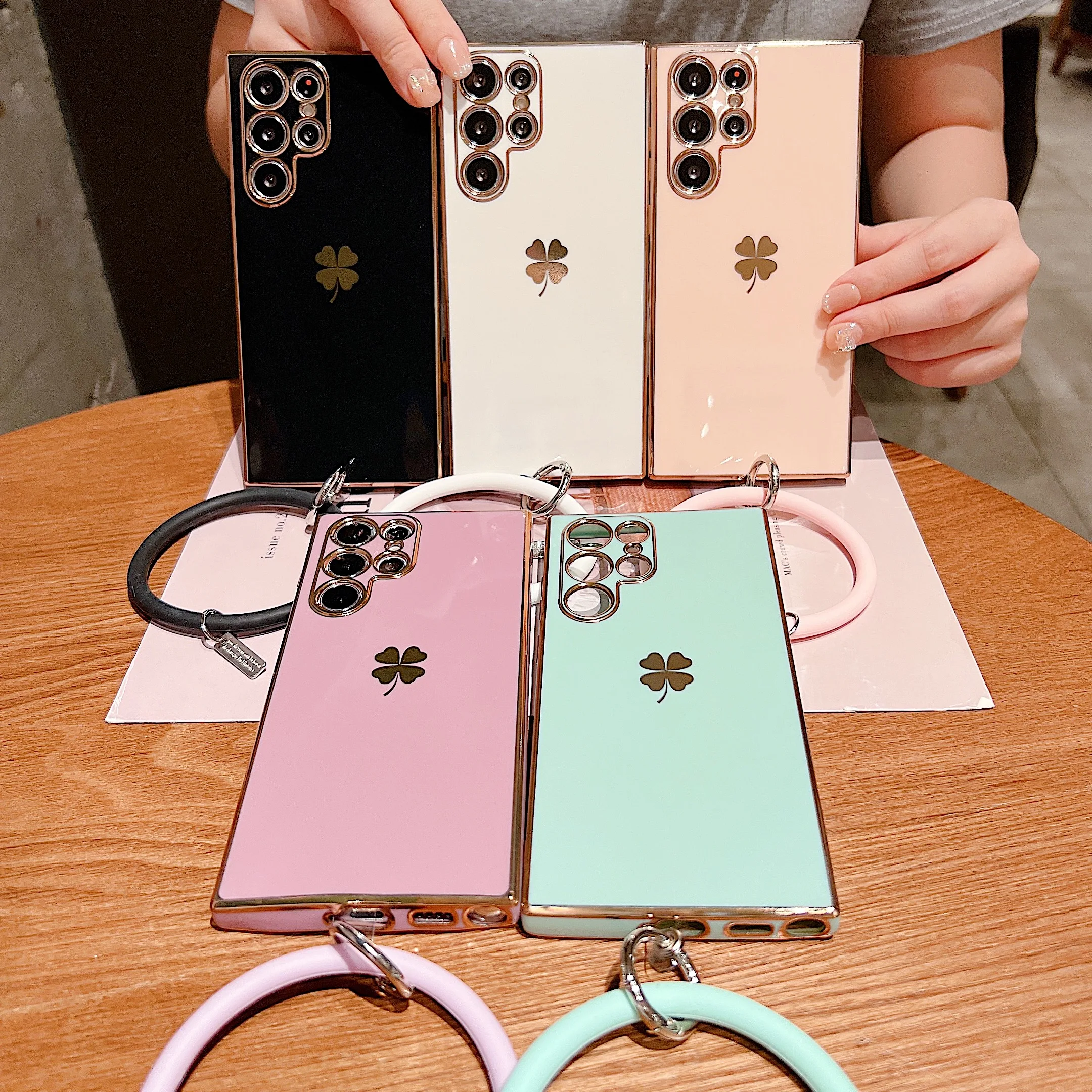 

Luxury Plating Lucky Grass Phone Case for Samsung Galaxy S22 Ultra S21FE S20 FE A53 A33 A13 Shockproof Soft Cover with Bracelet