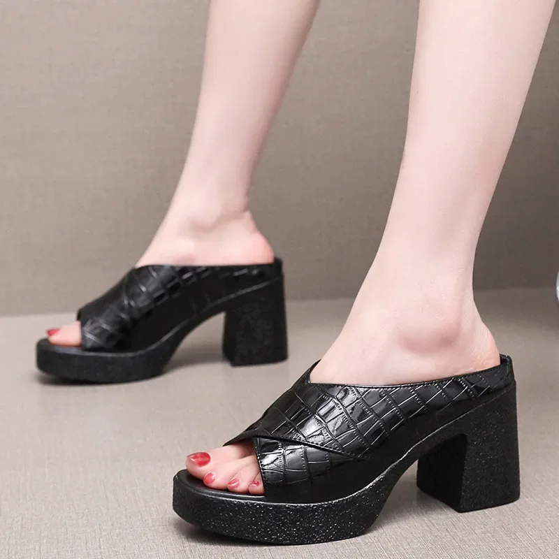 Удобные качественные лакированные кожаные тапочки 8 см женская обувь на