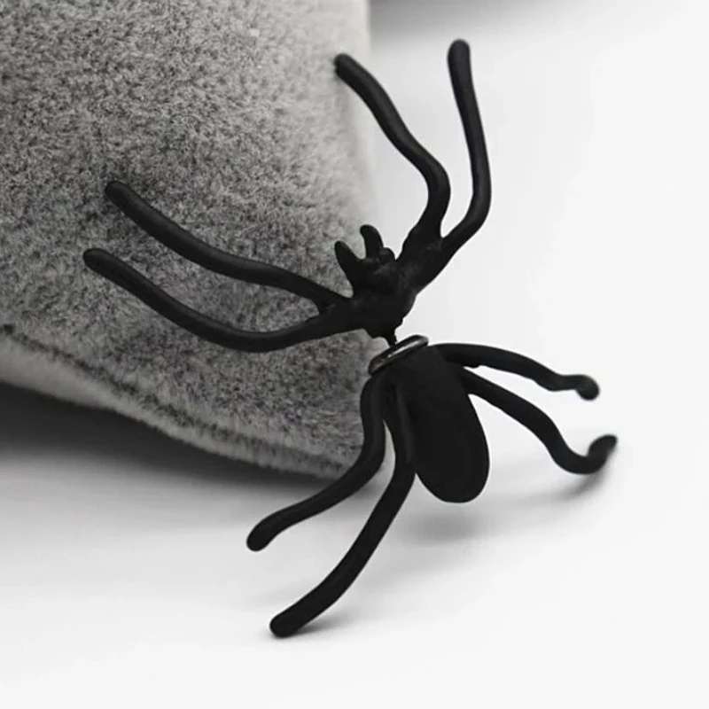 Женские серьги-гвоздики в стиле панк