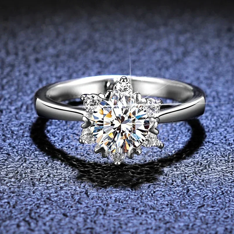 Роскошное кольцо из белого золота 18 карат женское шикарное с инкрустацией